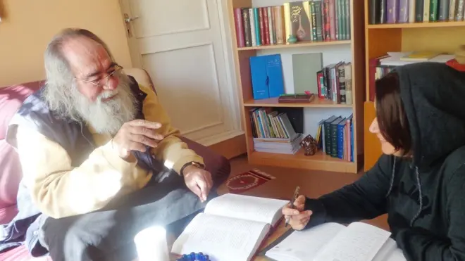 عبدالعزیز مهجور فرزند استاد عبدالحمید اثیر معروف به "قندی آغا" از بیدل شناسان معروف افغانستان بود.