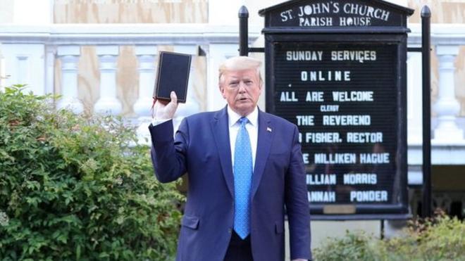 Trump sostiene una biblia en frente de la Iglesia Episcopal de San Juan, en Washington D.C.