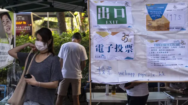香港新界大埔一位女士離開民主派立法會初選投票點（12/7/2020）