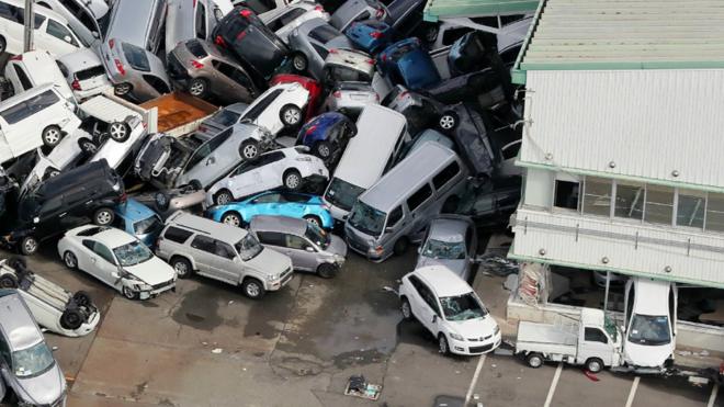 兵库县神户市某停车场数十辆汽车在台风中被推至一叠（5/9/2018）