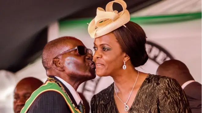 Presiden Zimbabwe Robert Mugabe mencium istrinya, Grace, yang menjabat kepala divisi perempuan Partai Zanu-PF.