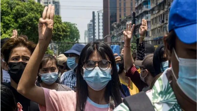 Người dân Myanmar xuống đường ở Yangon hôm 23/4/2021