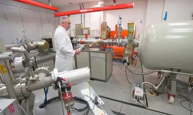 Un scientifique travaille avec le spectromètre de masse par accélérateur (AMS) de l'unité d'accélération radiocarbone d'Oxford, destinée à la datation des échantillons de matière organique.