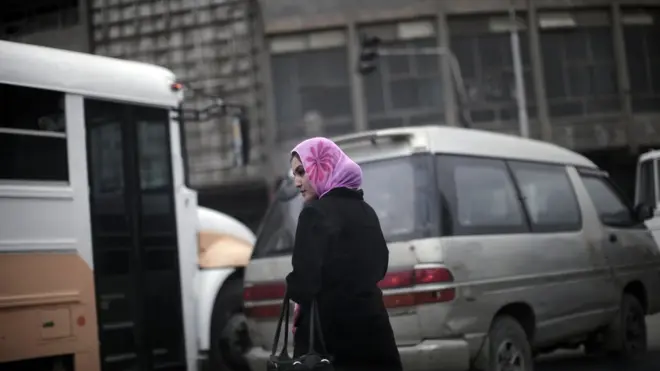 ځينې ښځې د پوليسو له لوري درول کېږي