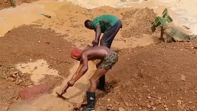 مناجم الذهب غير المشروعة تقتل الأنهار وسبل العيش في غانا