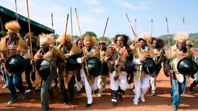 Garee dhiirotaa kabaja ayyaana irreechaarratti huccuu aadaatiin bareedanii dhiichisan