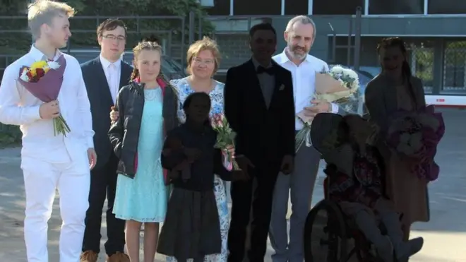 Ольга Оводова опубликовала фото своих семерых детей, закрасив четверых