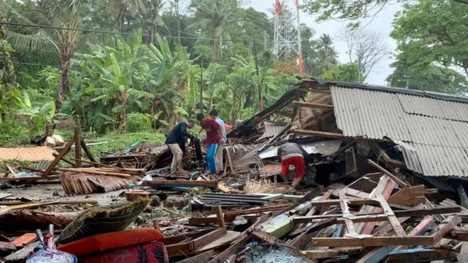 Indonesian residents gathering their possessions near Anyer Beach