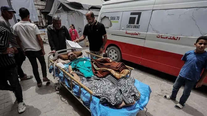 Un hombre herido es trasladado en camilla al hospital de Kamal Adwan.