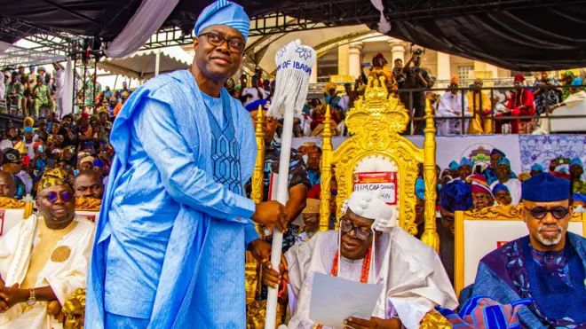 Gomina MAkinde n gbe Ọpa aṣẹ fun Olubadan, Ọba Ọlakulẹhin