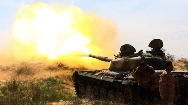 በምስራቃዊ ሊቢያ ተዋጊዎች ሲተኩሱ