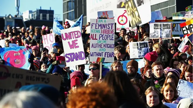 ABD Başkanlık Seçimleri'nden sonra dünya çapında yapılan kadınlar yürüyüşünün Amsterdam ayağında bir adam "Ben bir feministim çünkü tüm insanların korkusuzca yaşayabileceğine inanıyorum" pankartı taşıyor.