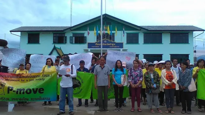ชาวบ้านสหพันธ์เกษตรกรภาคเหนือ (สกน.) อ่านแถลงการณ์หน้าเรือนจำลำพูน เมื่อเดือน มิ.ย.2559 ระบุ "คุก ตะราง ไม่ใช่การแก้ปัญหาของคนจนและเกษตรกรรายย่อย" หลังสมาชิก 7 คน ถูกศาลตัดสินจำคุก 1 ปี ในคดีพิพาทที่ดิน