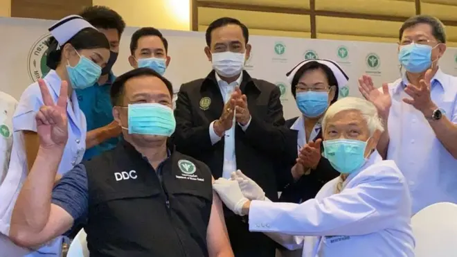 "มาฉีดวัคซีนตามแพทย์แนะนำ กราบขอบคุณท่านนายกรัฐมนตรี มาให้กำลังใจ" นายอนุทิน ชาญวีรกูล โพสต์ข้อความและภาพถ่ายในเฟซบุ๊กหลังรับการฉีดวัคซีนโควิด-19 เป็นคนแรกของไทย