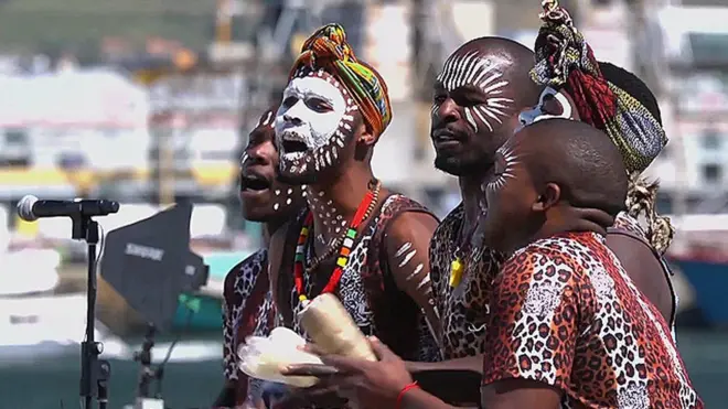 قارب يكمل جولة حول العالم بأساليب الإبحار القديمة