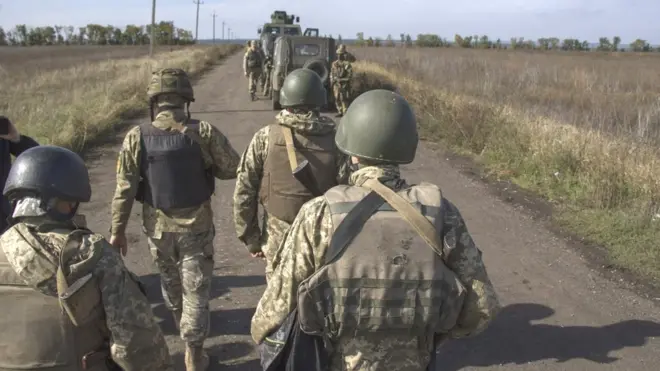 Так українські війчськові відходили на 1 км від своїх позицій біля села Петрівське 7 жовтня 2016 року. Пізніше вони повернулися через те, що обстріли так і не припинилися