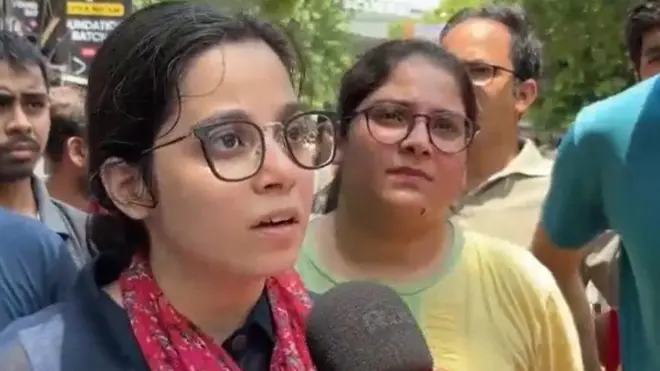 कोचिंग सेंटर के बाहर एक छात्रा