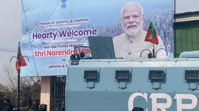 पीएम मोदी के आने से पहले कश्मीर में लगे पोस्टर