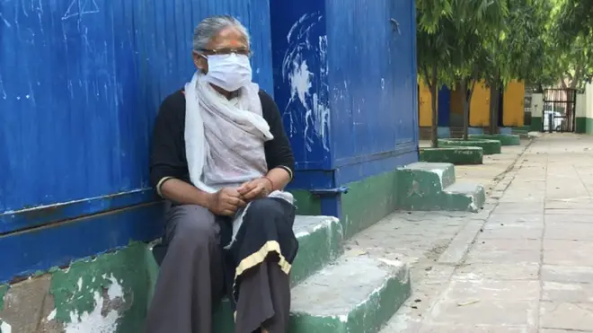 रैन बसेरे में एक महिला