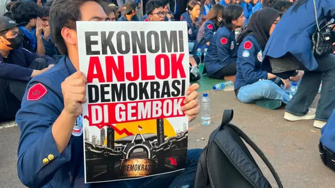 Mahasiswa Trisakti gelar unjuk rasa di depan gedung DPR Jakarta