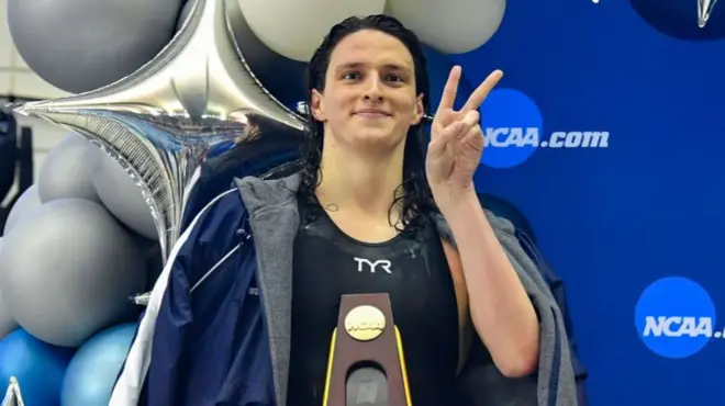 ペンシルヴェニア大学のトランスジェンダー選手だったリア・トーマス氏が優勝トロフィーを持って立っている（2022年）