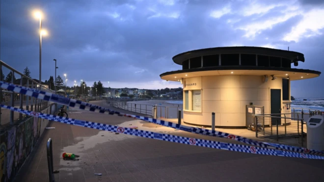 Bondi plajı girişinde emniyet şeritleri görünüyor.