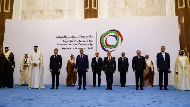 تظهر الصورة من قمة بغداد وقوف وزير الخارجية الإيراني حسين أمير عبداللهيان في الصف الأول المخصص لرؤساء الدول.