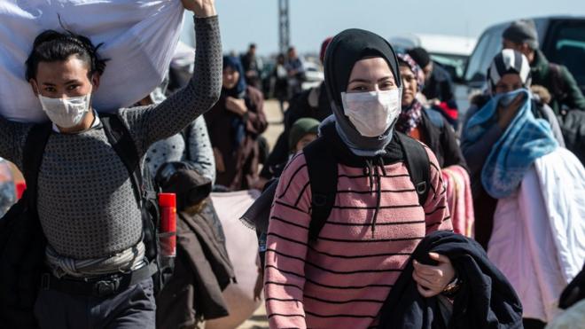 大批難民在土耳其的幫助下前往土耳其與希臘的邊境，凖備進入希臘