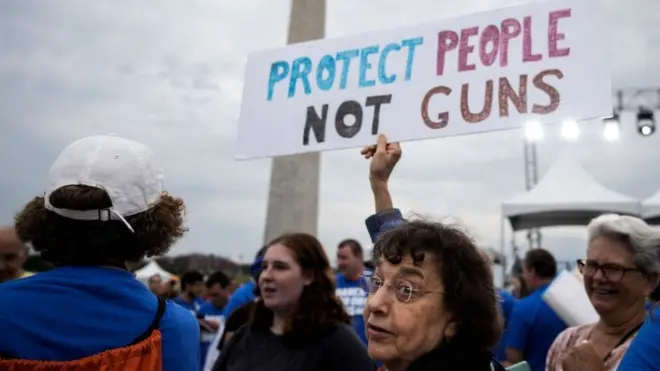 "حماية الناس وليس الأسلحة"، لافتة في تجمع حاشد في واشنطن