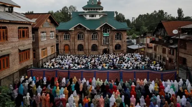 ईद के मौक़े पर श्रीनगर में नमाज़ पढ़ते लोग