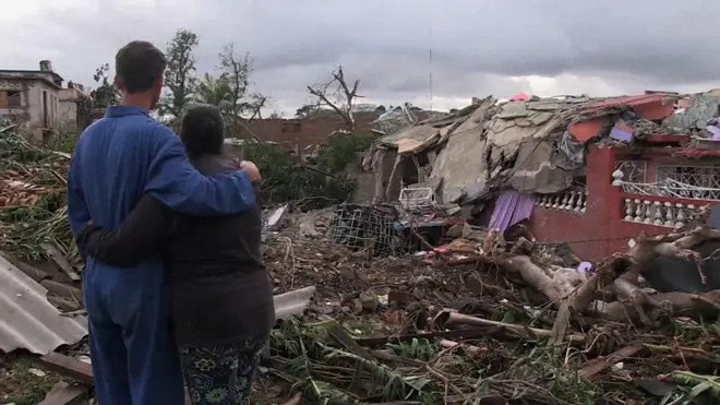 Un fuerte tornado golpeó el domingo por la noche a la capital cubana, La Habana.