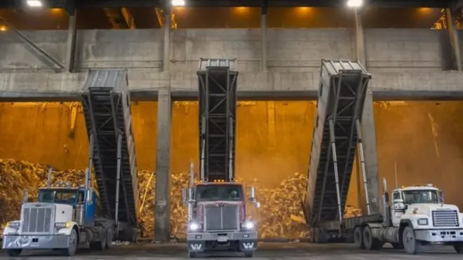 美國的大貨車在焚燒爐外卸垃圾。美國垃圾送不到海外，只好就地焚燒。