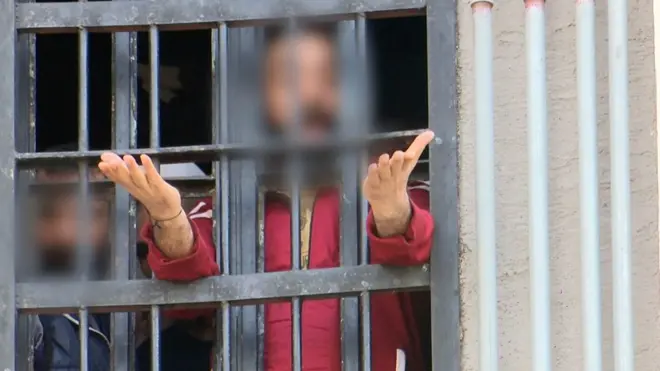 في ظل الانهيار الاقتصادي والمالي الذي يشهده لبنان، وما رافقه من ضعف كبير في إمكانيات الدولة، تأثرت أوضاع المساجين بشكل كبير.