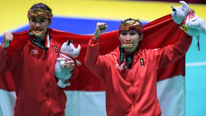 Atlet pencak silat Indonesia, Ni Made Dwiyanti and Ayu Sidan Wilantari, merayakan kesuksesan mereka meraih medali emas.