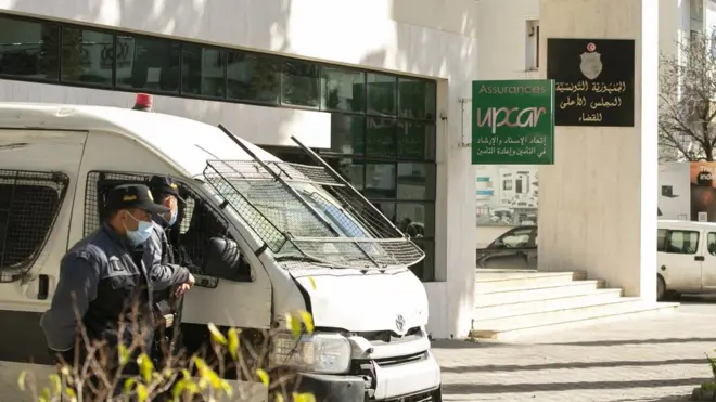 قوات الأمن التونسية أغلقت مقر المجلس الأعلى للقضاء في تونس العاصمة وصرفت العاملين به