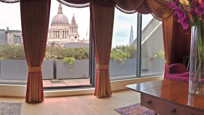 Trụ sở công ty của nữ luật sư đặt ở khu City of London, với cảnh nhìn ra nhà thờ lớn St Paul và tòa nhà nổi tiếng The Shard