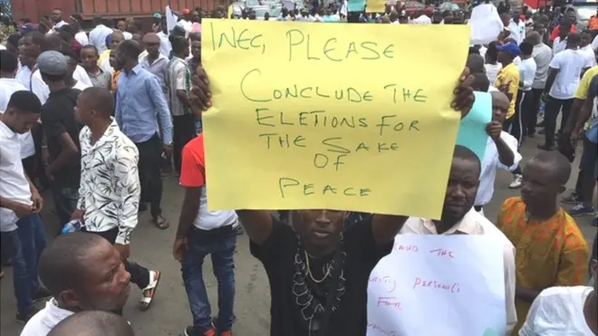 Rivers pesin wit placard
