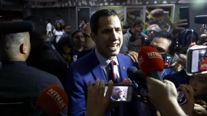 El líder de la oposición venezolana llegó a la sede de su partido, Voluntad Popular, para llamar a sus seguidores a participar en las marchas de protesta contra el gobierno de Niolás Maduro.