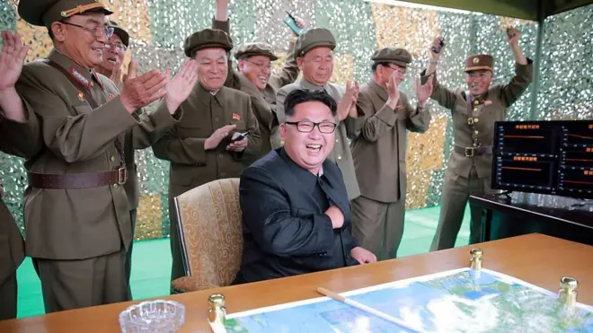 2016년 6월 23일자 북한 관영 매체에 김정은 국무위원장이 미공개 장소에서 지대지 전략탄도미사일 '화성-10형' 시험발사를 참관하는 모습이 담겼다