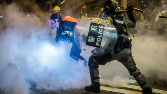 香港警察与示威者在街头发生冲突，使用了催泪弹。