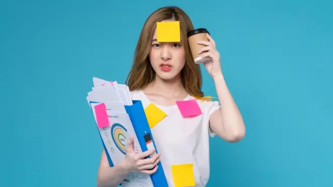 Una mujer con post its en su cuerpo.