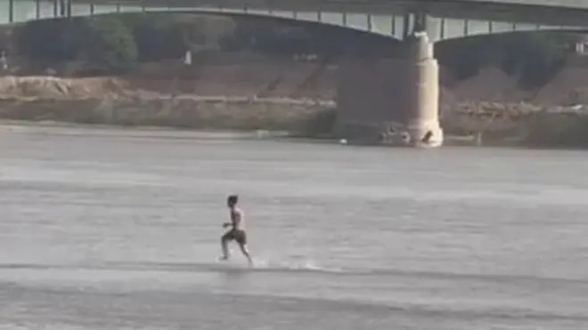 مقطع فيديو لرجل يقطع نهر دجلة مشيا
