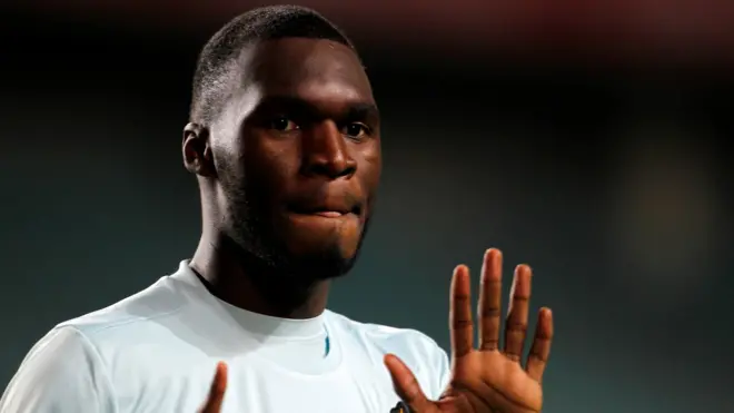 Benteke anotó tres goles en la cómoda victoria sobre Gibraltar.