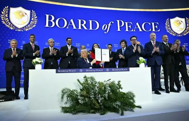 Prezident Trampning Tinchlik Kengashi xartiyasini imzolash marosimida 19 davlatning yetakchilari va vakillari, jumladan O‘zbekiston Prezidenti Shavkat Mirziyoyev ham, ishtirok etdi.