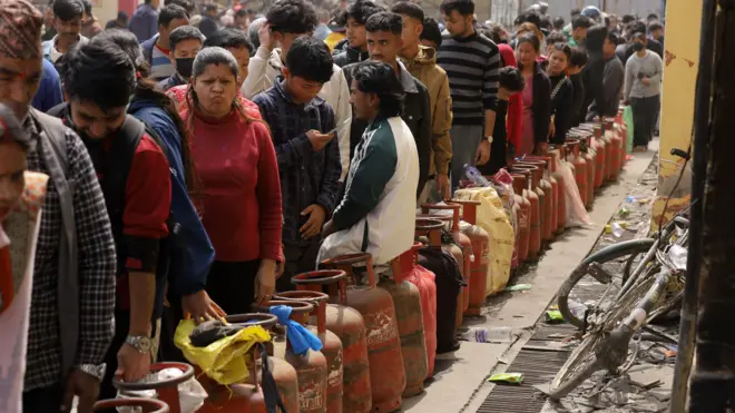 খালি সিলিন্ডার হাতে নিয়ে গ্যাসের লাইনে দাঁড়িয়ে আছেন নাগরিকরা