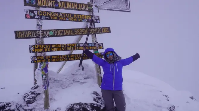 Səmra Sədrəddinli Afrikanın Klimancaro dağındakı ən hündür zirvəsi Uhuruya qalxıb