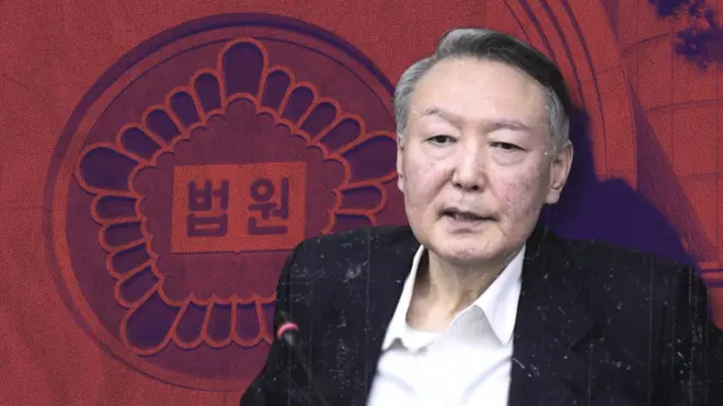 넥타이를 하지 않은 정장차림의 윤석열 대통령 뒤로 법원 이미지가 합성된 사진
