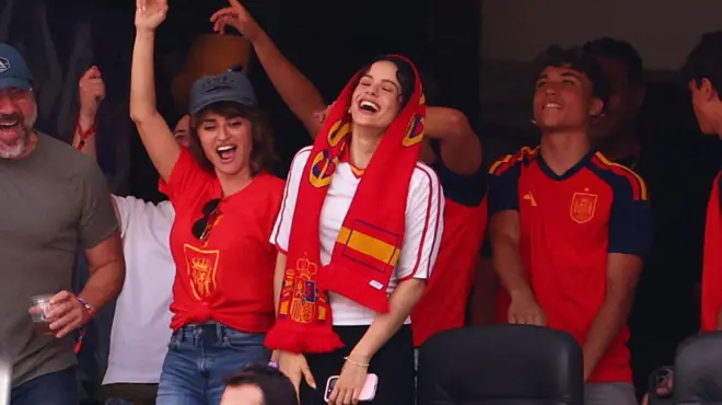 Rosalía, junto a Penélope Cruz y Javier Bardem, durante la final de la Copa del Mundo 2026