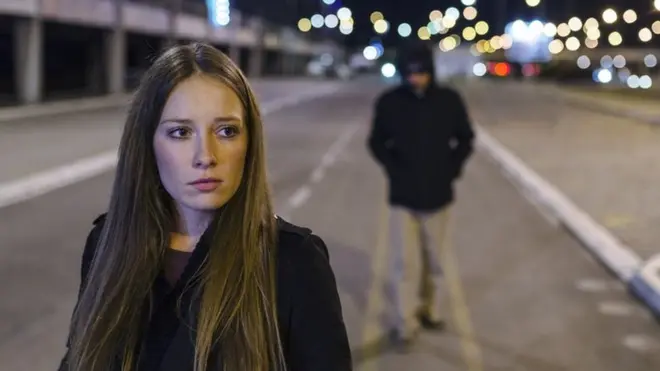 женщину преследуют на улице