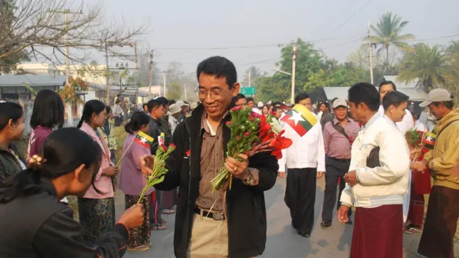 ၂၀၁၂ ခုနစ်က ကေအန်ပီပီနဲ့ အစိုးရ အပစ်ရပ်စဲရေး ဆွေးနွေးဖို့ လွိုင်ကော် လာရောက်တဲ့ ကေအန်ပီပီ ကိုယ်စားလှယ်အဖွဲ့ကို ဒေသခံပြည်သူတွေက ကြိုဆိုနေကြစဉ်